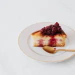 Ciasto drożdżowe z kruszonką – przepis babci na pyszny wypiek