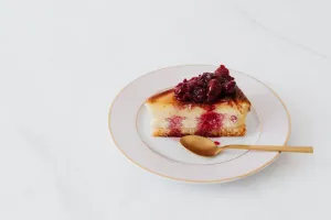 Ciasto drożdżowe z kruszonką – przepis babci na pyszny wypiek